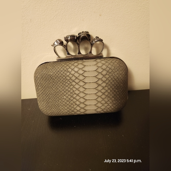 Small grey hand clutch - Picture 1 of 3